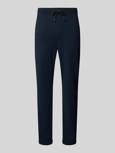 Produktfoto, Tapered Chino mit Viskose-Anteil von Tom Tailor Denim in Optik: Unifarben, Passform: Tapered, Longline, Tunnelzug, Label-Stitching-Applikation, elastischer Bundabschluss, fixierter Umschlag am Beinabschluss, Gesäßtaschen und seitliche Eingrifftaschen.