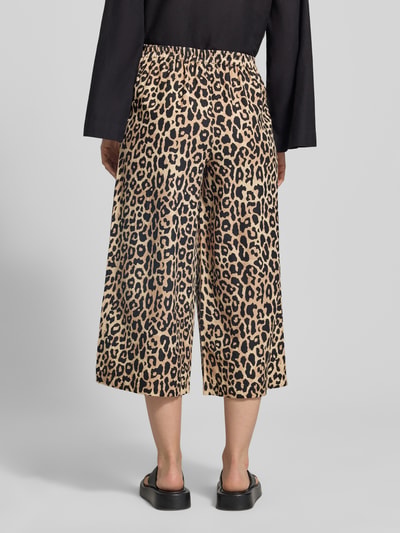 Frauenmodel trägt Stoffhose aus Viskose-Mix im Allover-Look Modell 'PRISILLA' von Vila mit Leinen-Viskose-Anteil, Wide Leg, elastischer Bund, Bundweite 35 cm, Innenbeinlänge 56 cm, Ganzkörperansicht Rückansicht.
