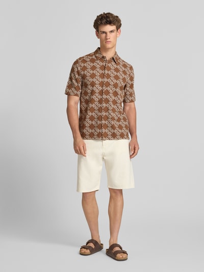 Männermodel trägt Regular Fit Freizeithemd aus reiner Baumwolle Modell 'JOHNSON' von Only & Sons, Optik:Allover-Muster, Ganzkörperansicht von vorne.
