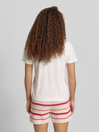 Frauenmodel trägt Slim Fit T-Shirt aus reiner Baumwolle Modell 'KITA' von Only, unifarben, ganzkörperansicht rückansicht.