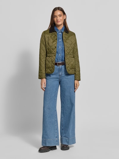 Frauenmodel trägt grüne Shaped Fit Steppjacke mit Cord-Kragen Modell 'DEVERON' von Barbour, unifarben, Ganzkörperansicht von vorne.