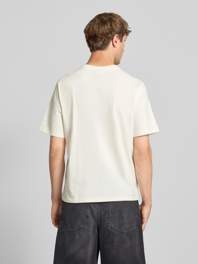 Männermodel trägt Regular Fit T-Shirt mit Logo-Print von REVIEW aus Reine Baumwolle, Rundhalsausschnitt, Rückenlänge 59 cm, Ganzkörperansicht Rückansicht.