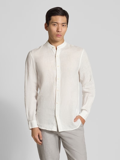Männermodel trägt Regular Fit Leinenhemd mit Stehkragen von Scotch & Soda in Weiß; feine Textur, Knopfleiste; Ganzkörperansicht von vorne. Produktdetails: Reines Leinen, Rückenlänge 76 cm, Schulterbreite 56 cm, Ärmellänge 64 cm.