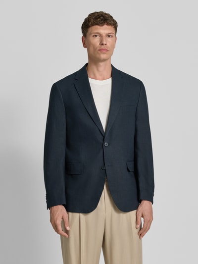 Männermodel trägt Sakko aus Viskose-Mix mit Pattentaschen von Christian Berg Men, dunkelblau, Regular Fit, Ganzkörperansicht von vorne.