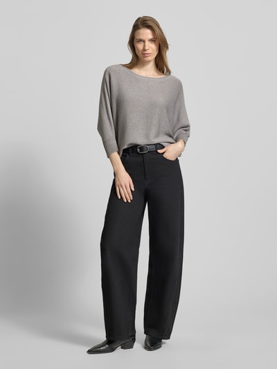 Frauenmodel trägt Strickpullover mit 3/4-Arm von More & More in Grau, Relaxed Fit, Rundhalsausschnitt, Ganzkörperansicht von vorne.