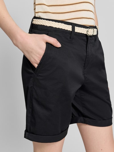 Frauenmodel trägt Regular Fit Bermudas aus Baumwoll-Mix von s.Oliver RED LABEL, Optik: Unifarben, mit Damen Gürtel, Nahaufnahme Oberkörper.