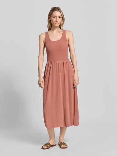 Vrouwenmodel draagt A-lijn tricotjurk uit viscosemix model 'CALIBRI' van Weekend Max Mara, zalmroze, effen, dames, volledige vooraanzicht