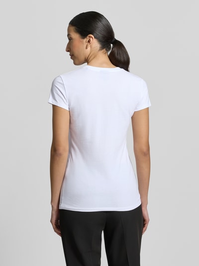 Frauenmodel trägt T-Shirt mit V-Ausschnitt und Label-Stitching von Armani Exchange aus Baumwoll-Elasthan-Mix, Regular-Fit, Rückenlänge 63 cm, Ganzkörperansicht Rückansicht.