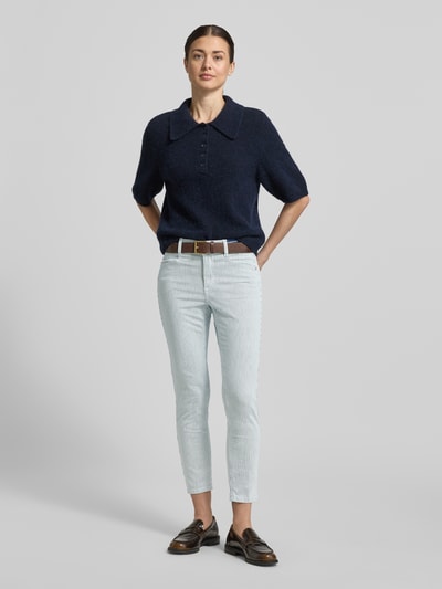 Vrouwenmodel draagt Slim Fit Jeans met elastische tailleband model 'Ornella' van Angels, lichte denim, five-pocket, knoop- en ritssluiting, elastische katoenmix, hele lichaam voorkant.
