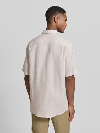 Männermodel trägt Regular Fit Freizeithemd aus Leinen von Christian Berg Men in Beige, strukturierte Optik, Rückansicht, Ganzkörperansicht.