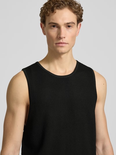 Mannenmodel draagt Top met ronde hals van Antony Morato, materiaalmix met viscose, recht model, elastische zoom, ruglengte maat M 66 cm, close-up bovenlichaam.