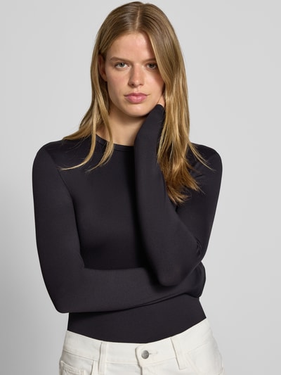 Vrouwenmodel draagt zwart slim fit shirt met lange mouwen en ronde hals, model 'LULA' van PIECES, dames, close-up bovenlichaam