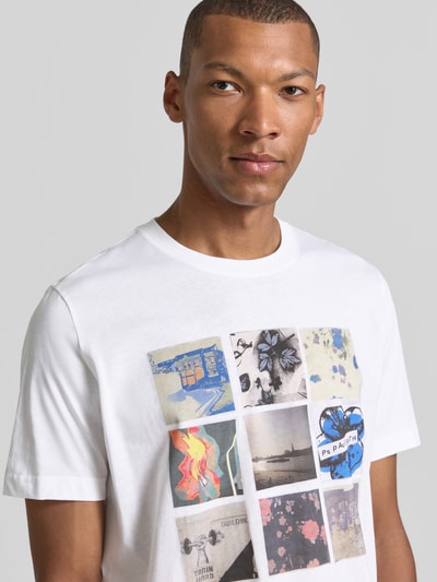 Männermodel trägt weißes T-Shirt mit Fotoprints von Paul Smith, reine Baumwolle, Regular Fit, Rundhalsausschnitt, Nahaufnahme Oberkörper.