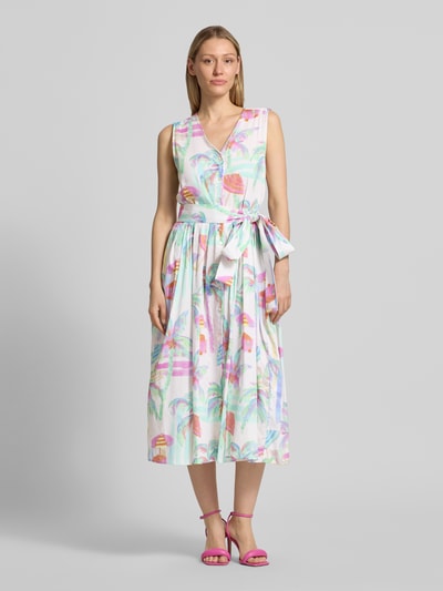 Frauenmodel trägt Hemdblusenkleid mit V-Ausschnitt von Milano Italy, Reine Baumwolle, Taillierte Passform, Midikleid, Knopfleiste, Bindegürtel, Ärmelloses-Design, Rückenlänge bei Größe 36: 100 cm, Brustweite bei Größe 36: 38 cm, zarte Pastellfarben, Ganzkörperansicht von vorne.