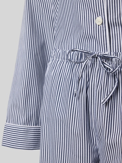 Produktfoto, niebiesko-białe pionowe paski, jedwabista bawełna, logo na kieszonce, luźny krój, Pyjama mit Brusttasche von Lauren Ralph Lauren