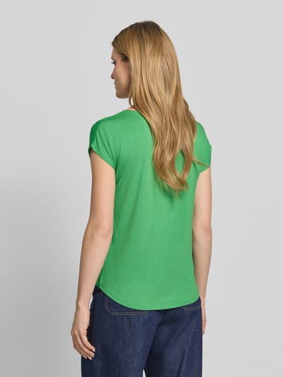 Frauenmodel trägt T-Shirt aus Viskose-Mix mit Kappärmeln von More & More in Grün, Gerader-Schnitt, verlängerter Rücken, Ganzkörperansicht Rückansicht. Damen T-Shirt mit Stretch-Anteil, Rundhalsausschnitt, Rückenlänge bei Größe 36: 63 cm.