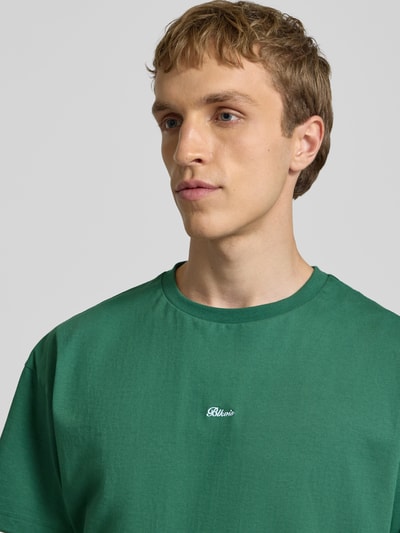 Mannenmodel draagt Regular Fit T-Shirt met Logo-Stitching van BLKVIS, puur katoen, groene kleur, ronde hals, detailopname bovenlichaam.