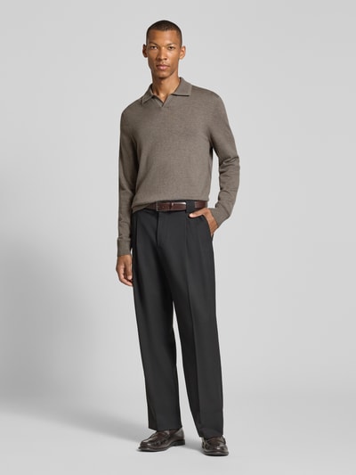Männermodel trägt Regular Fit Longsleeve aus reiner Baumwolle Modell 'Edmund' von Tiger of Sweden in Strick-Optik, Ganzkörperansicht von vorne.