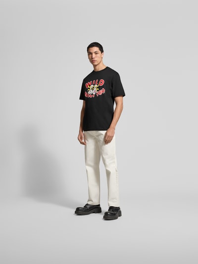 Männermodel trägt Regular Fit T-Shirt aus reiner Baumwolle von Kenzo, Schwarz mit Statement-Print, Rundhalsausschnitt, Ganzkörperansicht von vorne.