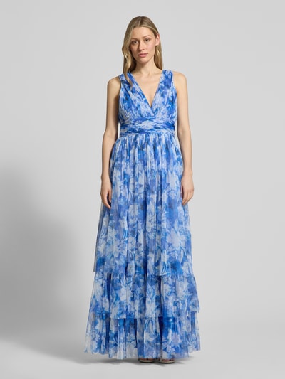 Frauenmodel trägt Abendkleid mit Volantsaum und V-Ausschnitt von LACE & BEADS aus blauem Chiffon mit A-Linie als Maxikleid, Ganzkörperansicht von vorne.