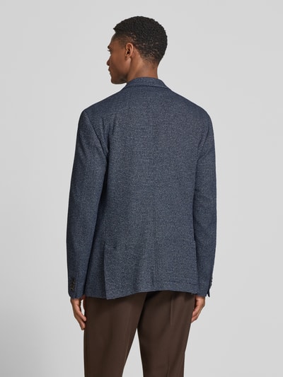 Mannelijk model draagt Slim Fit 2-Knopen-Sakko met structuurpatroon van bugatti in blauw, katoenmix, reverskraag, opgestikte zakken, ruglengte 73 cm, schouderbreedte 48 cm, mouwlengte 65 cm, volledige rugaanzicht