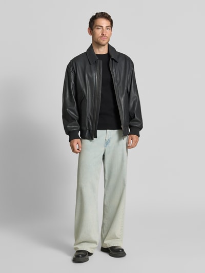 Mężczyznamodel nosi Slim Fit Longsleeve aus reiner Baumwolle Model 'Enil' von DRYKORN, fakturowany wzór, okrągły dekolt, czarny, krój slim fit, bawełna, widok całej sylwetki z przodu.