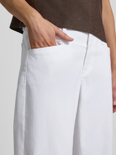 Kobieta nosi Barrel Fit Jeans mit Eingrifftaschen od comma, mieszanka bawełny z dodatkiem streczu, wpuszczane kieszenie, zapięcie na guzik i zamek błyskawiczny, szerokość w rozmiarze 36: 38 cm, długość wewnętrzna nogawki w rozmiarze 36: 70 cm, białe, gładka tekstura, detal wpuszczanej kieszeni, zbliżenie na górną część spodni