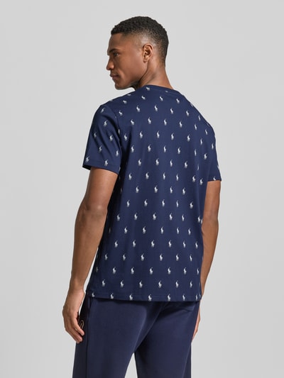 Männermodel trägt Regular Fit Pyjama-Oberteil aus reiner Baumwolle Modell 'CREW-SLEEP-TOP' von Polo Ralph Lauren Underwear, Polo-Pony-Muster, Crew Neck, kurzarm, Ganzkörperansicht Rückansicht.