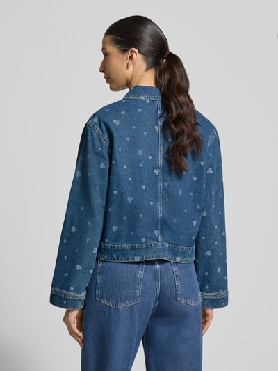 Frauenmodel trägt Oversized Jeansjacke aus reiner Baumwolle von Tom Tailor Denim in Denim-Optik mit Allover-Muster, Ganzkörperansicht Rückansicht.