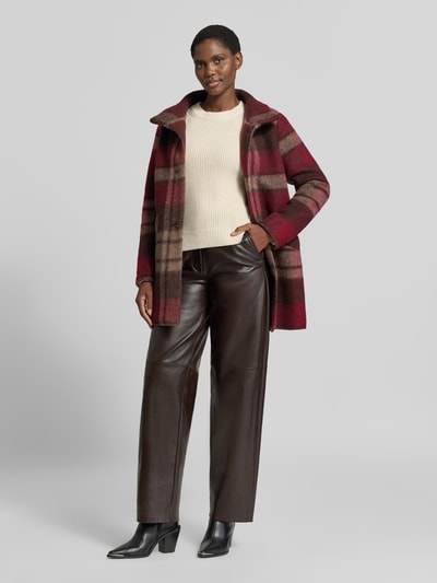 Frauenmodel trägt Regular Fit Mantel aus Woll-Mix von FUCHS SCHMITT, rot-braunes Karomuster, strukturierte Oberfläche, Ganzkörperansicht von vorne. Rückenlänge 81 cm, Schulterbreite 42 cm, Brustweite 47 cm, Ärmellänge 64 cm.