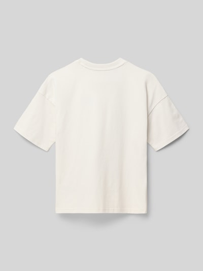 Junge trägt T-Shirt mit Label-Detail von adidas Originals, Reine Baumwolle, Gerade Passform, Rückenlänge 58 cm, Ganzkörperansicht Rückansicht