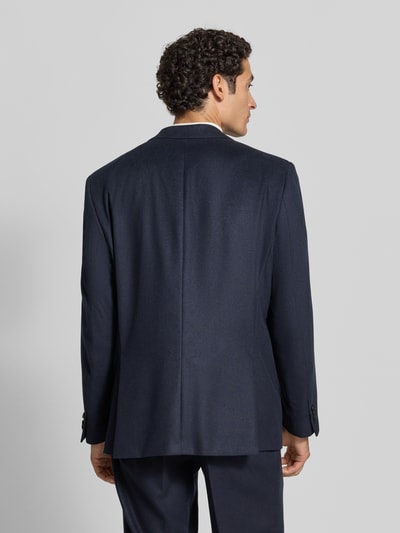 Männermodel trägt Slim Fit 2-Knopf-Sakko mit Pattentaschen von Christian Berg Men in Dunkelblau, Material-Mix, Ganzkörperansicht Rückansicht.
