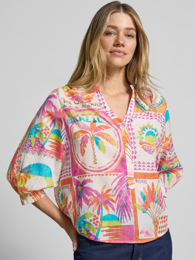 Frauenmodel trägt Regular Fit Bluse im Allover-Look mit 3/4-Arm von Emily Van den Bergh aus Reine Baumwolle, buntes Muster, V-Ausschnitt, Nahaufnahme Oberkörper. Rückenlänge bei Größe 36: 64 cm, Ärmellänge: 42 cm.