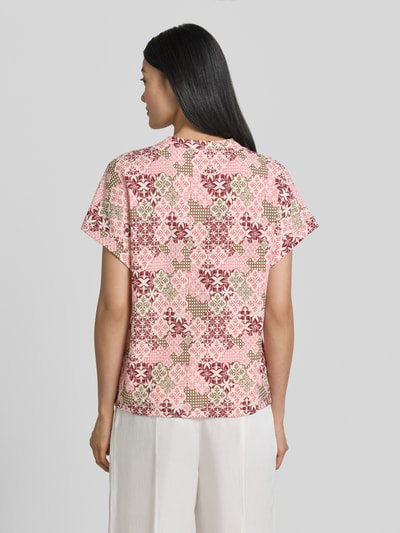 Frauenmodel trägt Regular Fit T-Shirt in Crinkle-Optik von s.Oliver RED LABEL mit rosa, roten und braunen Mustern, Ganzkörperansicht Rückansicht.