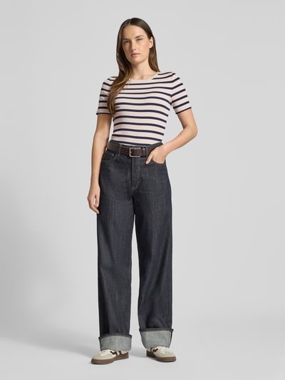 Frauenmodel trägt Slim Fit T-Shirt aus Baumwoll-Mix von Tom Tailor Denim mit feiner Rippenstruktur, gestreift, kurzarm, Rundhals, Ganzkörperansicht von vorne.
