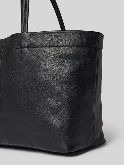 Produktfoto, Shopper mit Label-Detail Modell 'HERA' von LIEBESKIND BERLIN aus schwarzem Leder, sichtbare grobe Narbung, Kontrastnähte, Damen Shopper mit Magnetverschluss, Hauptfach, Tragehenkel, Maße: Breite 50 cm, Länge 29 cm, Tiefe 17 cm, Schulterriemen Länge 58 cm.