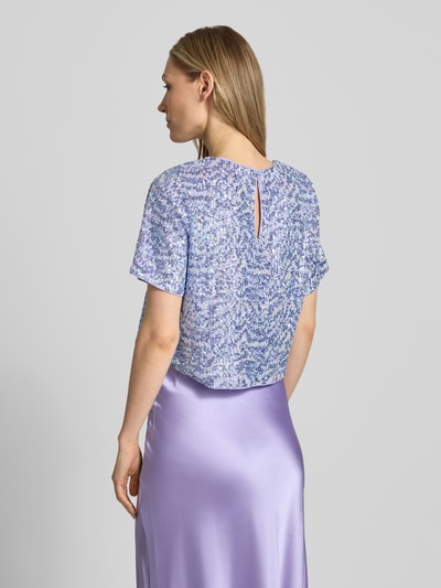 Vrouwenmodel draagt Cropped T-shirt met pailletten model 'Dine' van GUIDO MARIA KRETSCHMER WOMAN in lichtpaars materiaalmix met stretch, ronde hals, ruglengte 39 cm bij maat 36, geheel van achteren