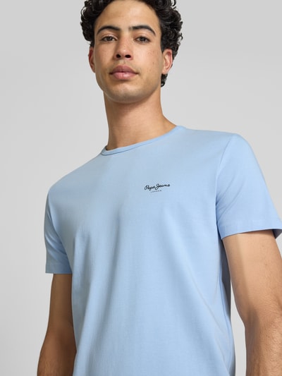 Männermodel trägt Slim Fit T-Shirt aus Baumwoll-Mix Modell 'ORIGINAL BASIC 3N' von Pepe Jeans, hellblau, Label Print, Nahaufnahme Oberkörper.