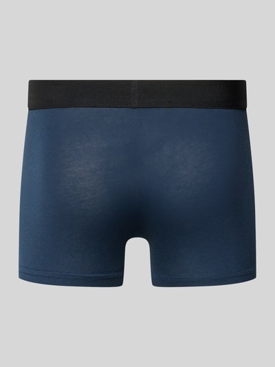 Männermodel trägt Trunks mit Logo und elastischem Bund im 2er-Pack von Snocks, dunkelblau, Baumwoll-Elasthan-Mix, Körpernahe Passform, Ganzkörperansicht Rückansicht.