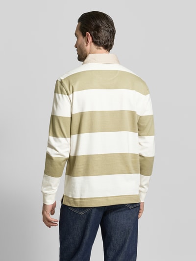 Männermodel trägt Regular Fit Poloshirt mit Streifenmuster und Label-Stitching von Fynch-Hatton, Langarm, Rückansicht, Ganzkörperansicht.