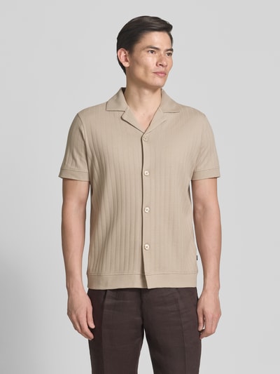 Männermodel trägt Regular Fit Poloshirt mit durchgehender Knopfleiste von JOOP! Collection, reine Baumwolle, Ganzkörperansicht von vorne.