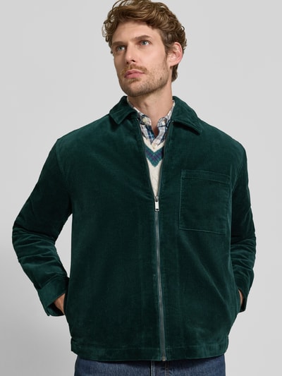 Männermodel trägt Regular Fit Hemdjacke aus Cord mit Brusttasche von MCNEAL in Dunkelgrün, Baumwoll-Elasthan-Mix, Nahaufnahme Oberkörper