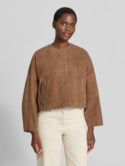 Frauenmodel trägt Regular Fit Lederjacke mit Druckknopfleiste Modell 'CURVA' von MAX&Co., braun, glatte Oberfläche, Nahaufnahme Oberkörper, Damen Leder- / Kunstlederjacke von MAX&Co.