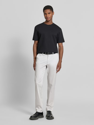 Männermodel trägt Regular Fit Chino mit Eingrifftaschen von Christian Berg Men aus Baumwoll-Elasthan-Mix, Ganzkörperansicht von vorne.