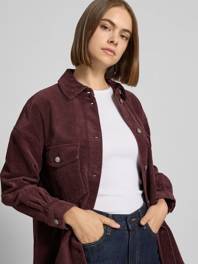 Frauenmodel trägt Loose Fit Hemdjacke aus reiner Baumwolle Modell 'TIGGY' von ONLY in unifarbener Cord-Optik, Nahaufnahme Oberkörper.