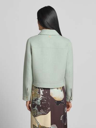 Frauenmodel trägt Jacke mit Knopfleiste und Brusttaschen von Marc Cain in Mintgrün, reine Baumwolle, Regular Fit, Rückansicht, Ganzkörperansicht Rückansicht.