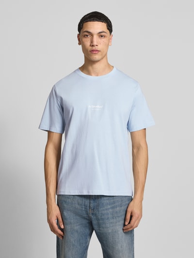 Männermodel trägt T-Shirt mit Logo und Rundhalsausschnitt von Jack & Jones aus reiner Bio-Baumwolle, Regular Fit, Ganzkörperansicht von vorne.