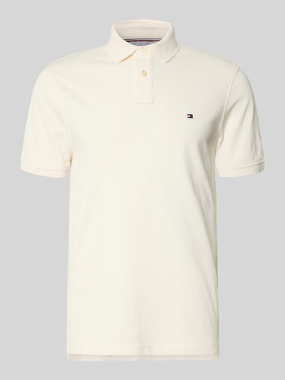 Produktfoto, Regular Fit Poloshirt aus Baumwoll-Mix van Tommy Hilfiger in uni crème kleur, piqué textuur, korte mouw, polokraag, logo-stitching, 2 knopen, split aan zoom