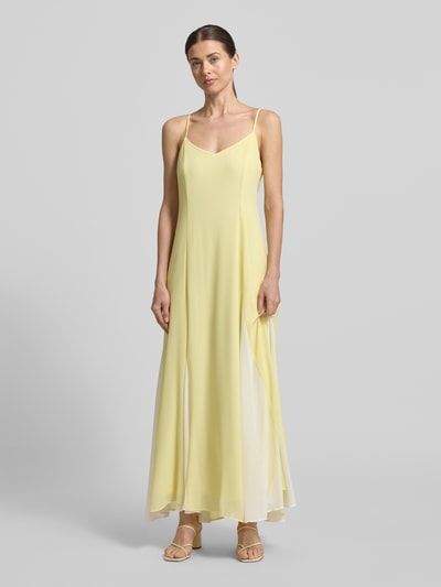 Vrouwenmodel draagt Ausgestelltes Cocktailkleid met verstelbare spaghettibandjes model 'RAELYNN' van Vero Moda, dames cocktailjurk in tweekleurige look, uitlopend pasvorm, maxilengte, V-hals, onzichtbare ritssluiting, lichte vloeiende stof, zachte geel-witte kleuren, Ganzkörperansicht van voren.
