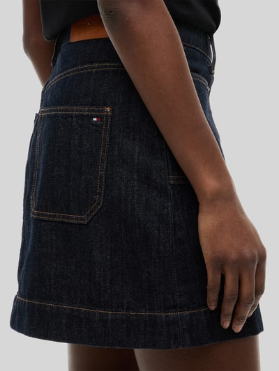 Tommy Hilfiger Krój regular fit spódnica mini z czystej bawełny z listwą guzikową Ciemnoniebieski 3
